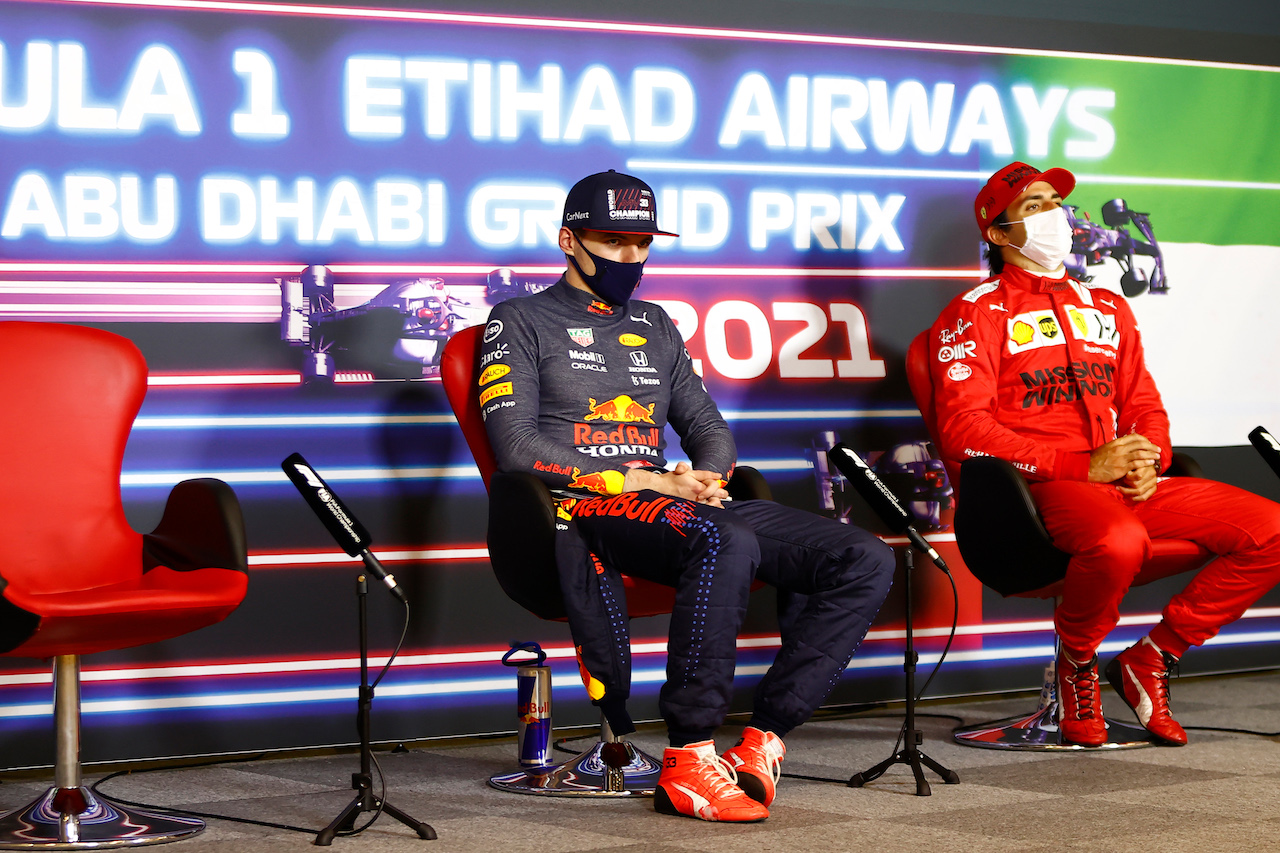 GP ABU DHABI, (L to R): Max Verstappen (NLD) Red Bull Racing e Carlos Sainz Jr (ESP) Ferrari in the post race FIA Press Conference.
12.12.2021. Formula 1 World Championship, Rd 22, Abu Dhabi Grand Prix, Yas Marina Circuit, Abu Dhabi, Gara Day.
- www.xpbimages.com, EMail: requests@xpbimages.com © Copyright: FIA Pool Image for Editorial Use Only