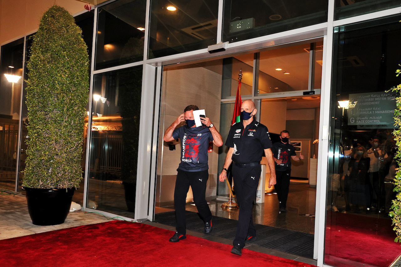 GP ABU DHABI, (L to R): Christian Horner (GBR) Red Bull Racing Team Principal e Adrian Newey (GBR) Red Bull Racing Chief Technical Officer leave the Stewards' Office.
12.12.2021. Formula 1 World Championship, Rd 22, Abu Dhabi Grand Prix, Yas Marina Circuit, Abu Dhabi, Gara Day.
- www.xpbimages.com, EMail: requests@xpbimages.com © Copyright: Moy / XPB Images