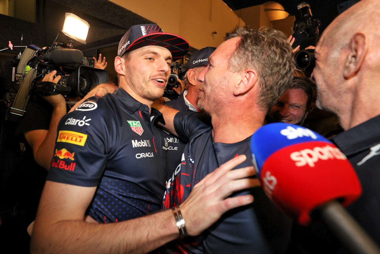 GP ABU DHABI, Gara winner e World Champion Max Verstappen (NLD) Red Bull Racing celebrates with Christian Horner (GBR) Red Bull Racing Team Principal.
12.12.2021. Formula 1 World Championship, Rd 22, Abu Dhabi Grand Prix, Yas Marina Circuit, Abu Dhabi, Gara Day.
- www.xpbimages.com, EMail: requests@xpbimages.com © Copyright: Moy / XPB Images