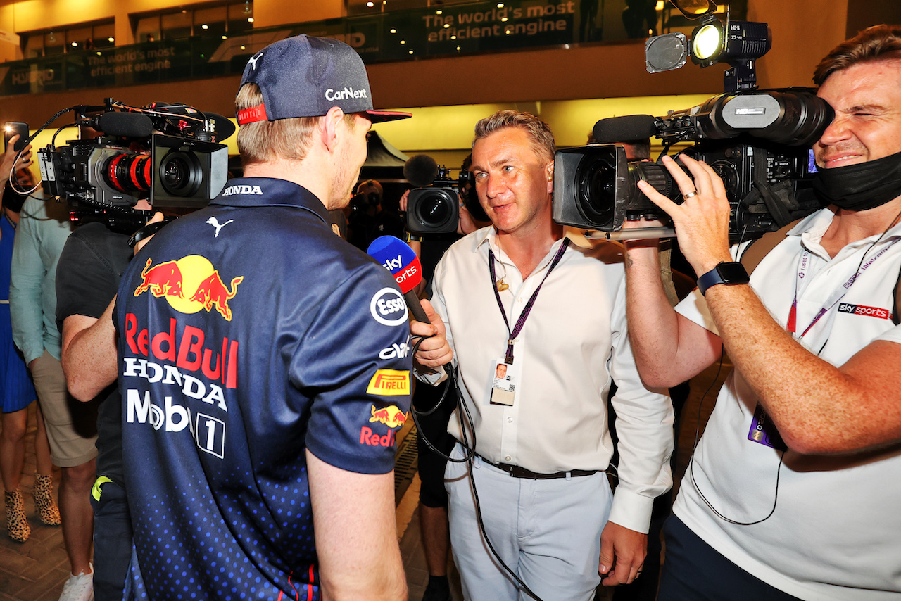 GP ABU DHABI, Max Verstappen (NLD) Red Bull Racing with Craig Slater (GBR) Sky F1 Reporter.
12.12.2021. Formula 1 World Championship, Rd 22, Abu Dhabi Grand Prix, Yas Marina Circuit, Abu Dhabi, Gara Day.
- www.xpbimages.com, EMail: requests@xpbimages.com © Copyright: Moy / XPB Images