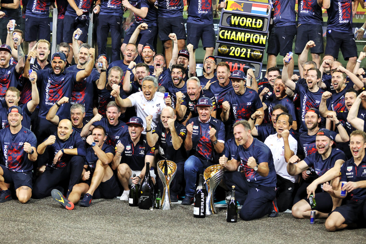 GP ABU DHABI, Gara winner Max Verstappen (NLD) Red Bull Racing celebrates winning the World Championship with the team.
12.12.2021. Formula 1 World Championship, Rd 22, Abu Dhabi Grand Prix, Yas Marina Circuit, Abu Dhabi, Gara Day.
- www.xpbimages.com, EMail: requests@xpbimages.com © Copyright: Moy / XPB Images