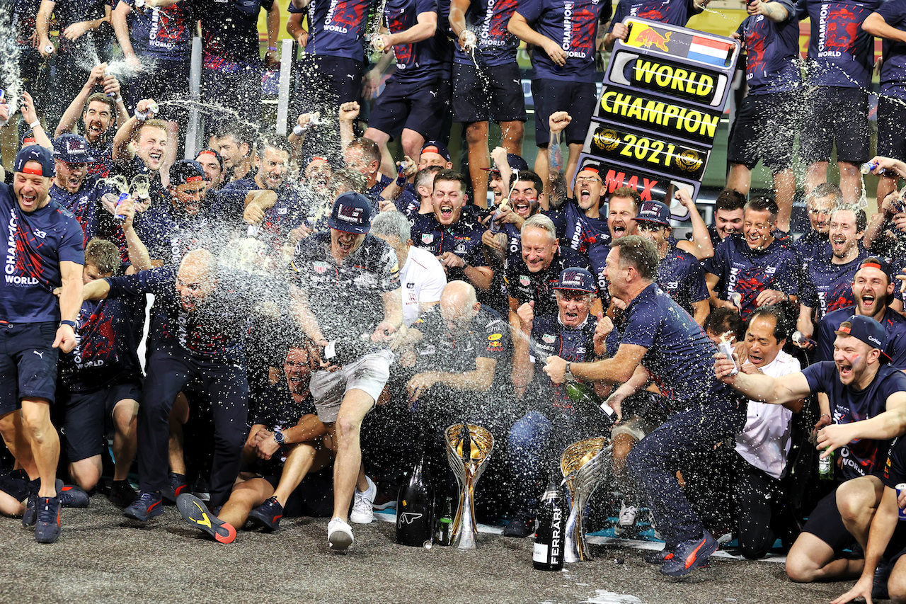 GP ABU DHABI, Gara winner Max Verstappen (NLD) Red Bull Racing celebrates winning the World Championship with the team.
12.12.2021. Formula 1 World Championship, Rd 22, Abu Dhabi Grand Prix, Yas Marina Circuit, Abu Dhabi, Gara Day.
- www.xpbimages.com, EMail: requests@xpbimages.com © Copyright: Moy / XPB Images