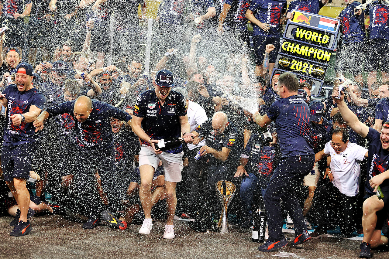 GP ABU DHABI, Gara winner Max Verstappen (NLD) Red Bull Racing celebrates winning the World Championship with the team.
12.12.2021. Formula 1 World Championship, Rd 22, Abu Dhabi Grand Prix, Yas Marina Circuit, Abu Dhabi, Gara Day.
- www.xpbimages.com, EMail: requests@xpbimages.com © Copyright: Moy / XPB Images