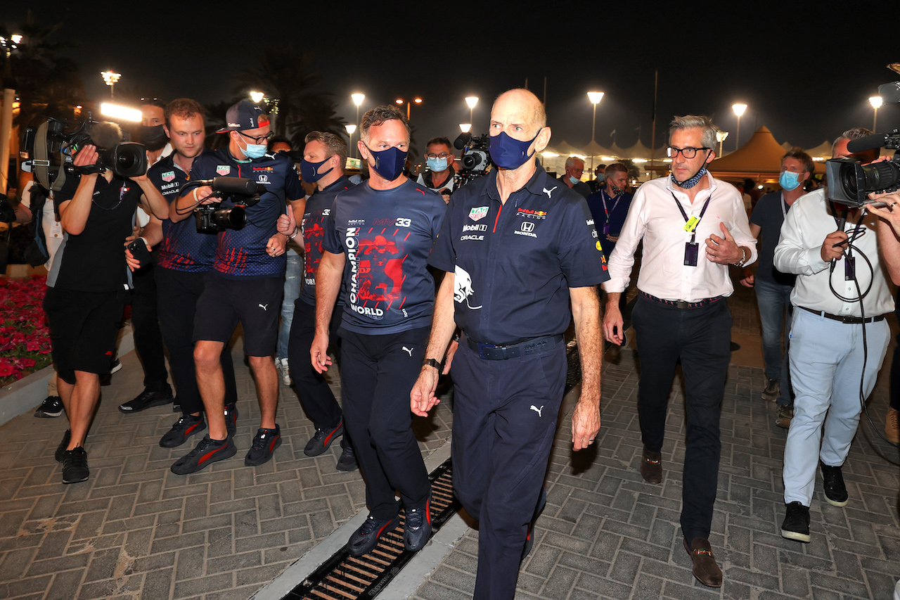 GP ABU DHABI, (L to R): Christian Horner (GBR) Red Bull Racing Team Principal e Adrian Newey (GBR) Red Bull Racing Chief Technical Officer leave the Stewards' Office.
12.12.2021. Formula 1 World Championship, Rd 22, Abu Dhabi Grand Prix, Yas Marina Circuit, Abu Dhabi, Gara Day.
- www.xpbimages.com, EMail: requests@xpbimages.com © Copyright: Moy / XPB Images