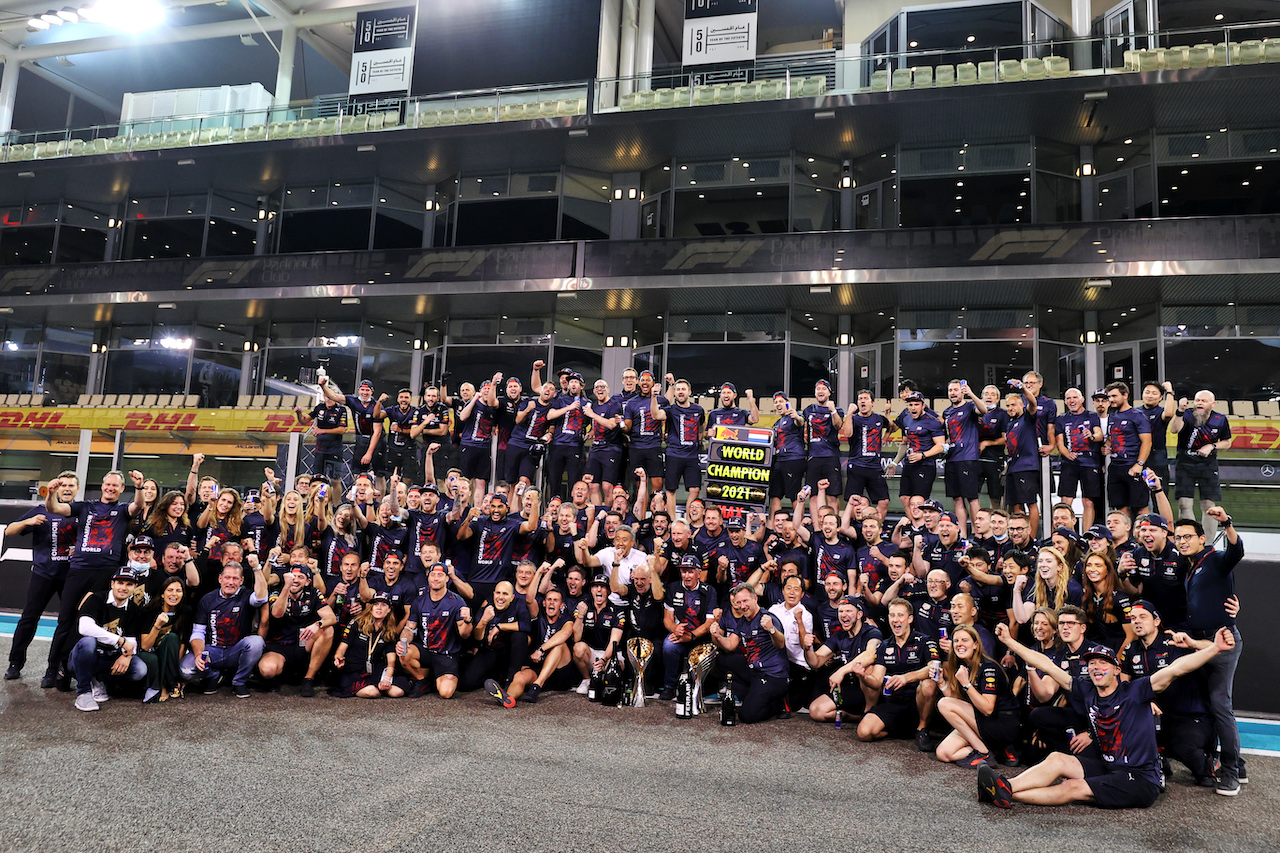 GP ABU DHABI, Gara winner Max Verstappen (NLD) Red Bull Racing celebrates winning the World Championship with the team.
12.12.2021. Formula 1 World Championship, Rd 22, Abu Dhabi Grand Prix, Yas Marina Circuit, Abu Dhabi, Gara Day.
- www.xpbimages.com, EMail: requests@xpbimages.com © Copyright: Moy / XPB Images