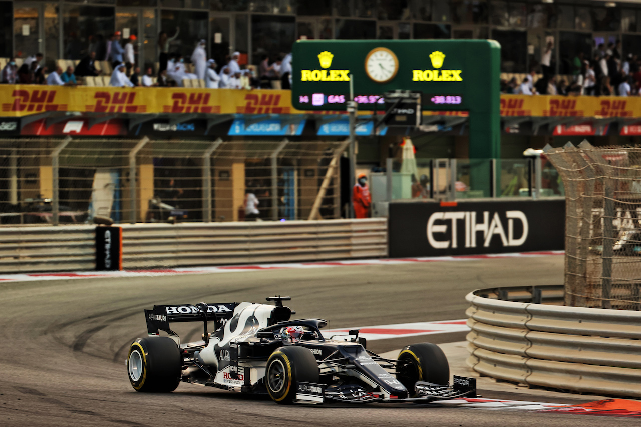 GP ABU DHABI, Yuki Tsunoda (JPN) AlphaTauri AT02.
12.12.2021. Formula 1 World Championship, Rd 22, Abu Dhabi Grand Prix, Yas Marina Circuit, Abu Dhabi, Gara Day.
- www.xpbimages.com, EMail: requests@xpbimages.com © Copyright: Batchelor / XPB Images
