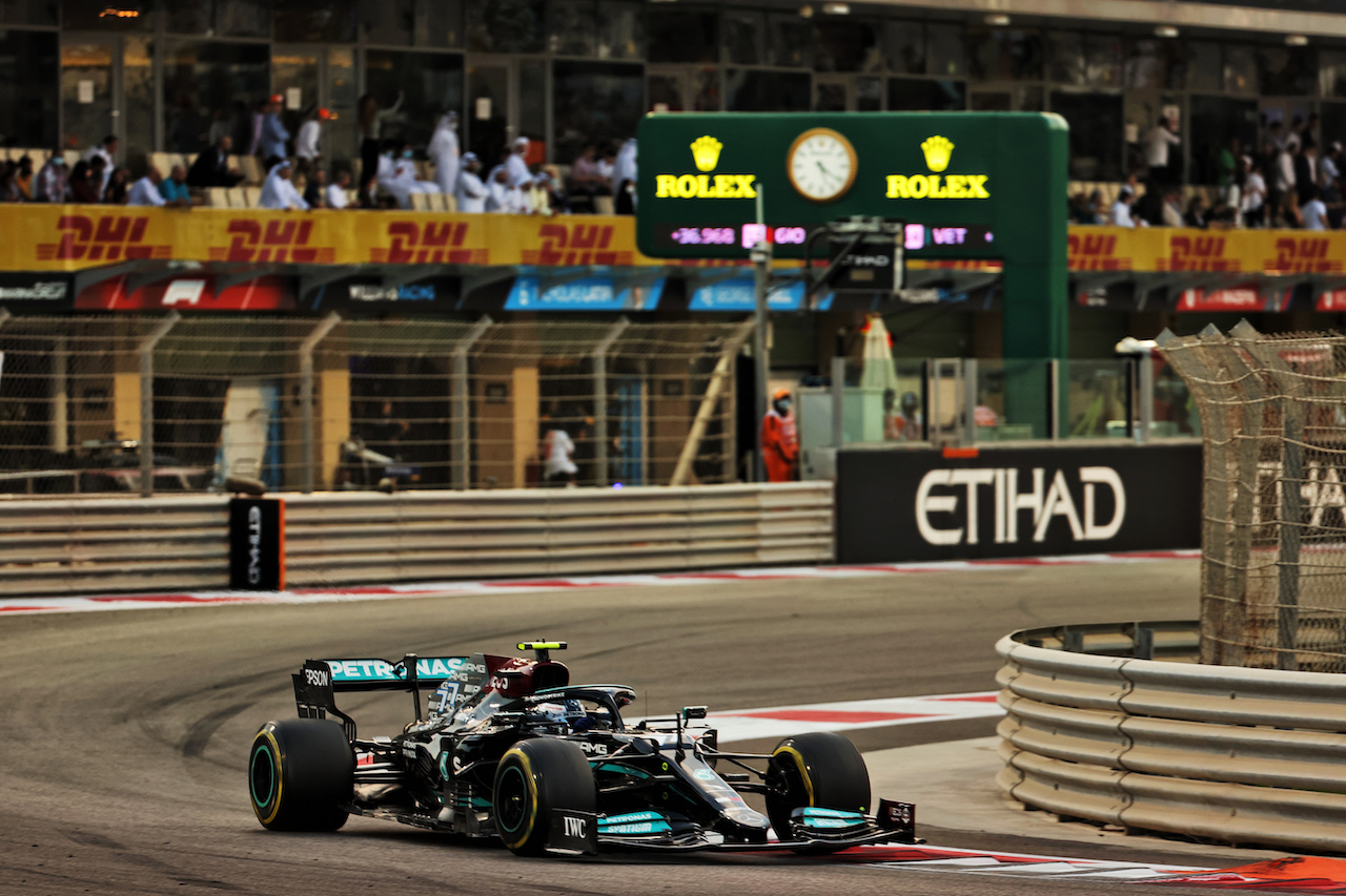 GP ABU DHABI, Valtteri Bottas (FIN) Mercedes AMG F1 W12.
12.12.2021. Formula 1 World Championship, Rd 22, Abu Dhabi Grand Prix, Yas Marina Circuit, Abu Dhabi, Gara Day.
- www.xpbimages.com, EMail: requests@xpbimages.com © Copyright: Batchelor / XPB Images