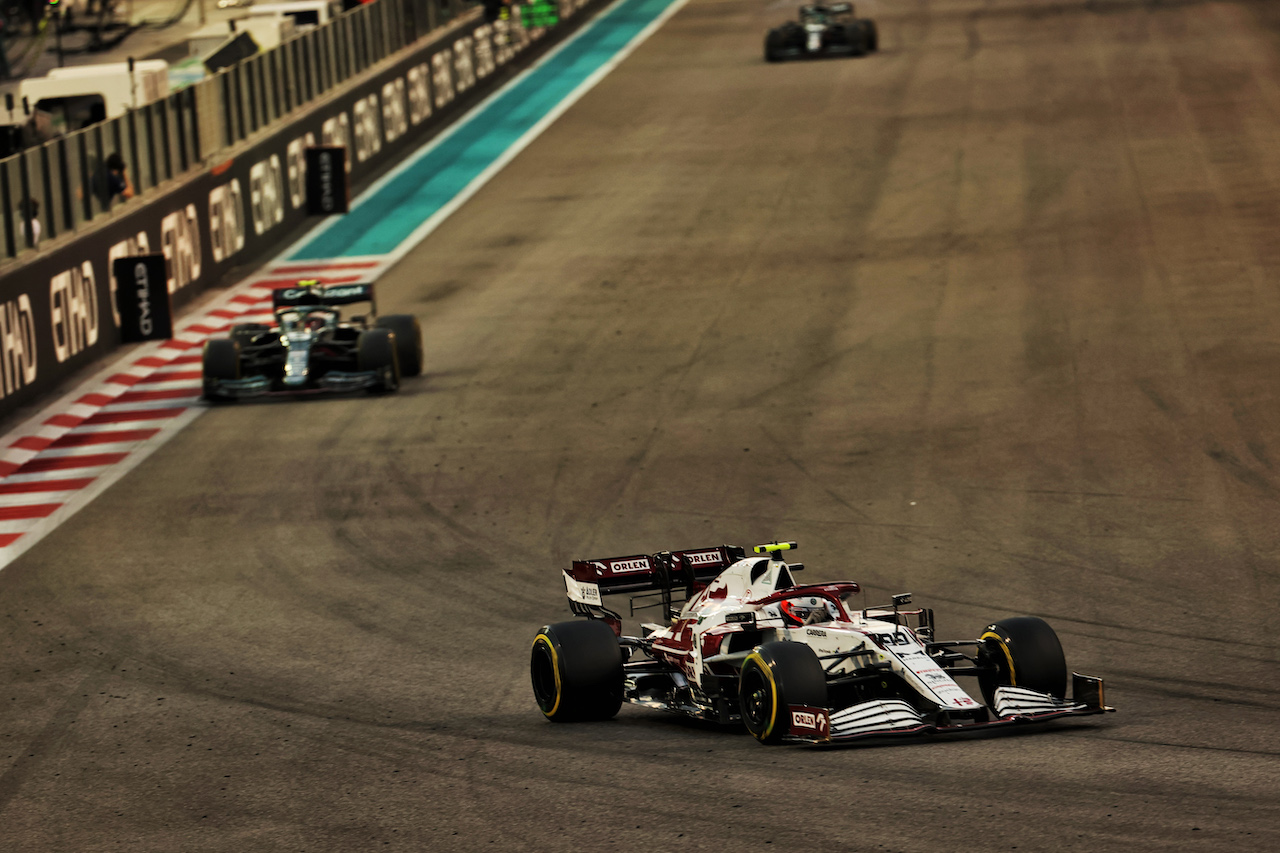 GP ABU DHABI, Antonio Giovinazzi (ITA) Alfa Romeo Racing C41.
12.12.2021. Formula 1 World Championship, Rd 22, Abu Dhabi Grand Prix, Yas Marina Circuit, Abu Dhabi, Gara Day.
- www.xpbimages.com, EMail: requests@xpbimages.com © Copyright: Batchelor / XPB Images