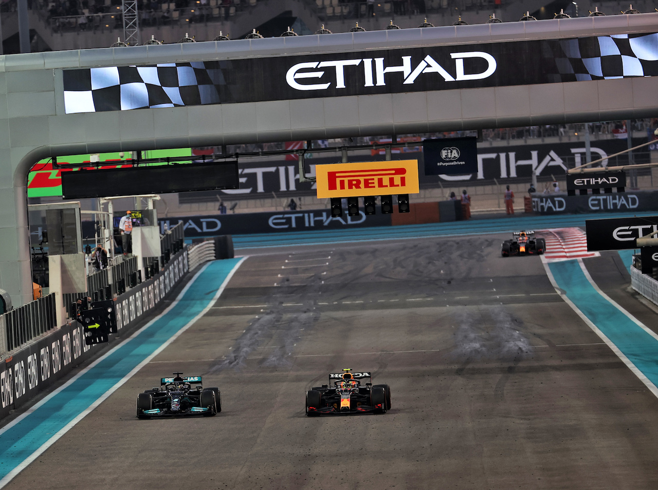 GP ABU DHABI, Lewis Hamilton (GBR) Mercedes AMG F1 W12 e Sergio Perez (MEX) Red Bull Racing RB16B battle for the lead of the race.
12.12.2021. Formula 1 World Championship, Rd 22, Abu Dhabi Grand Prix, Yas Marina Circuit, Abu Dhabi, Gara Day.
- www.xpbimages.com, EMail: requests@xpbimages.com © Copyright: Batchelor / XPB Images