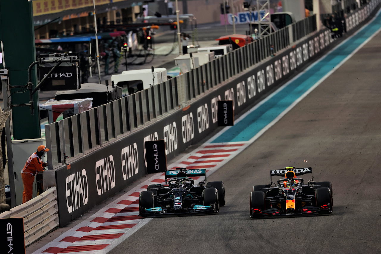 GP ABU DHABI, Lewis Hamilton (GBR) Mercedes AMG F1 W12 e Sergio Perez (MEX) Red Bull Racing RB16B battle for the lead of the race.
12.12.2021. Formula 1 World Championship, Rd 22, Abu Dhabi Grand Prix, Yas Marina Circuit, Abu Dhabi, Gara Day.
- www.xpbimages.com, EMail: requests@xpbimages.com © Copyright: Batchelor / XPB Images