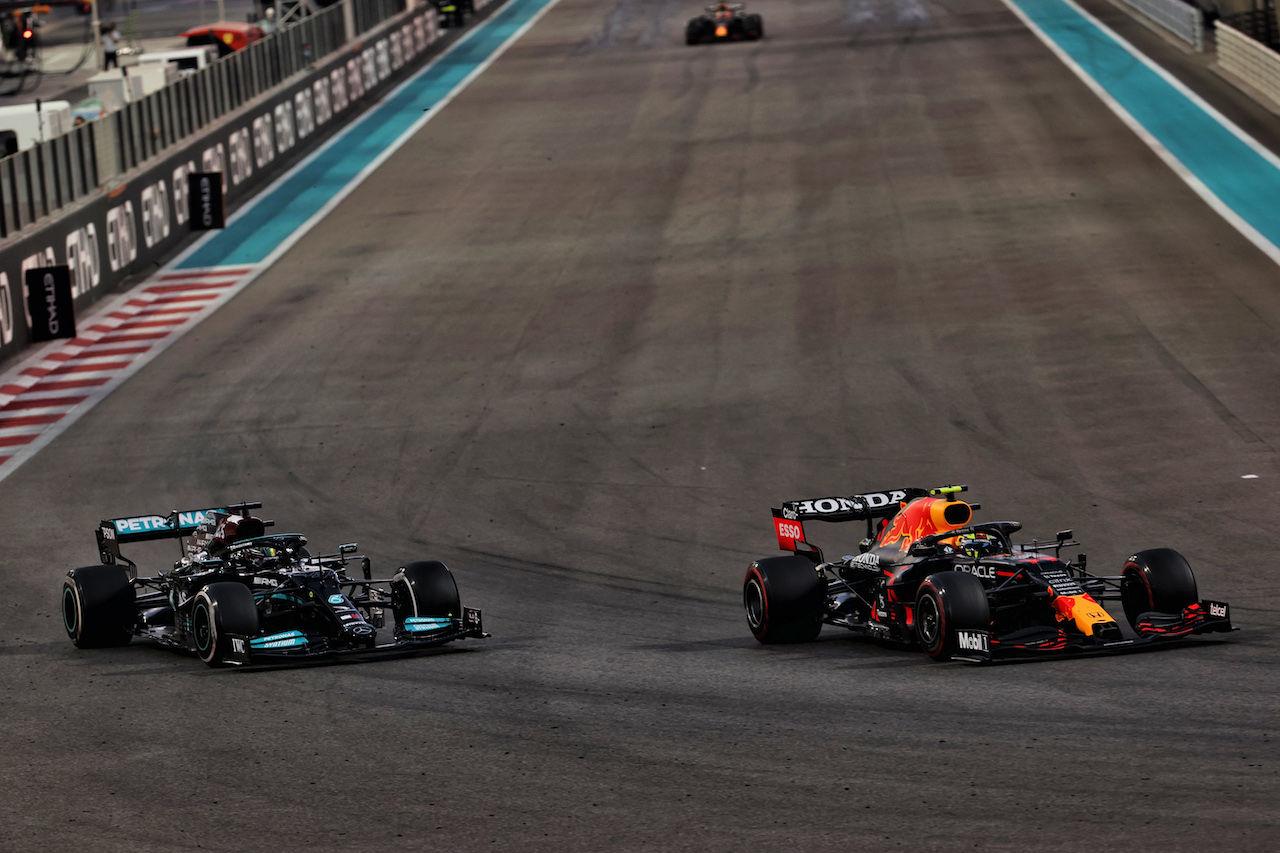 GP ABU DHABI, Lewis Hamilton (GBR) Mercedes AMG F1 W12 e Sergio Perez (MEX) Red Bull Racing RB16B battle for the lead of the race.
12.12.2021. Formula 1 World Championship, Rd 22, Abu Dhabi Grand Prix, Yas Marina Circuit, Abu Dhabi, Gara Day.
- www.xpbimages.com, EMail: requests@xpbimages.com © Copyright: Batchelor / XPB Images