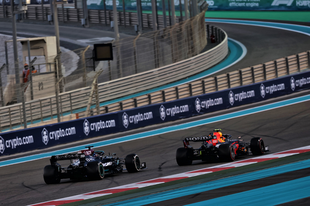 GP ABU DHABI, Lewis Hamilton (GBR) Mercedes AMG F1 W12 e Sergio Perez (MEX) Red Bull Racing RB16B battle for the lead of the race.
12.12.2021. Formula 1 World Championship, Rd 22, Abu Dhabi Grand Prix, Yas Marina Circuit, Abu Dhabi, Gara Day.
- www.xpbimages.com, EMail: requests@xpbimages.com © Copyright: Batchelor / XPB Images