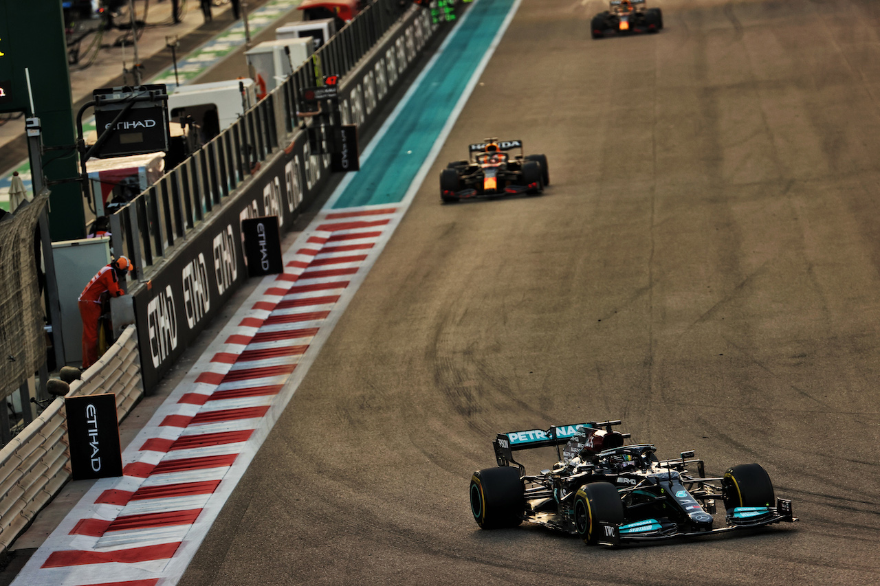 GP ABU DHABI, Lewis Hamilton (GBR) Mercedes AMG F1 W12.
12.12.2021. Formula 1 World Championship, Rd 22, Abu Dhabi Grand Prix, Yas Marina Circuit, Abu Dhabi, Gara Day.
- www.xpbimages.com, EMail: requests@xpbimages.com © Copyright: Batchelor / XPB Images