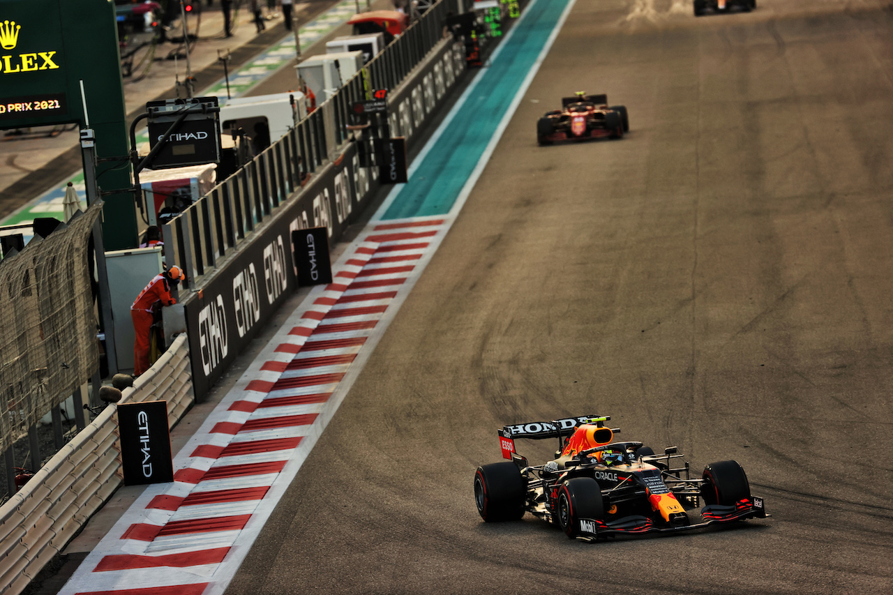 GP ABU DHABI, Sergio Perez (MEX) Red Bull Racing RB16B.
12.12.2021. Formula 1 World Championship, Rd 22, Abu Dhabi Grand Prix, Yas Marina Circuit, Abu Dhabi, Gara Day.
- www.xpbimages.com, EMail: requests@xpbimages.com © Copyright: Batchelor / XPB Images