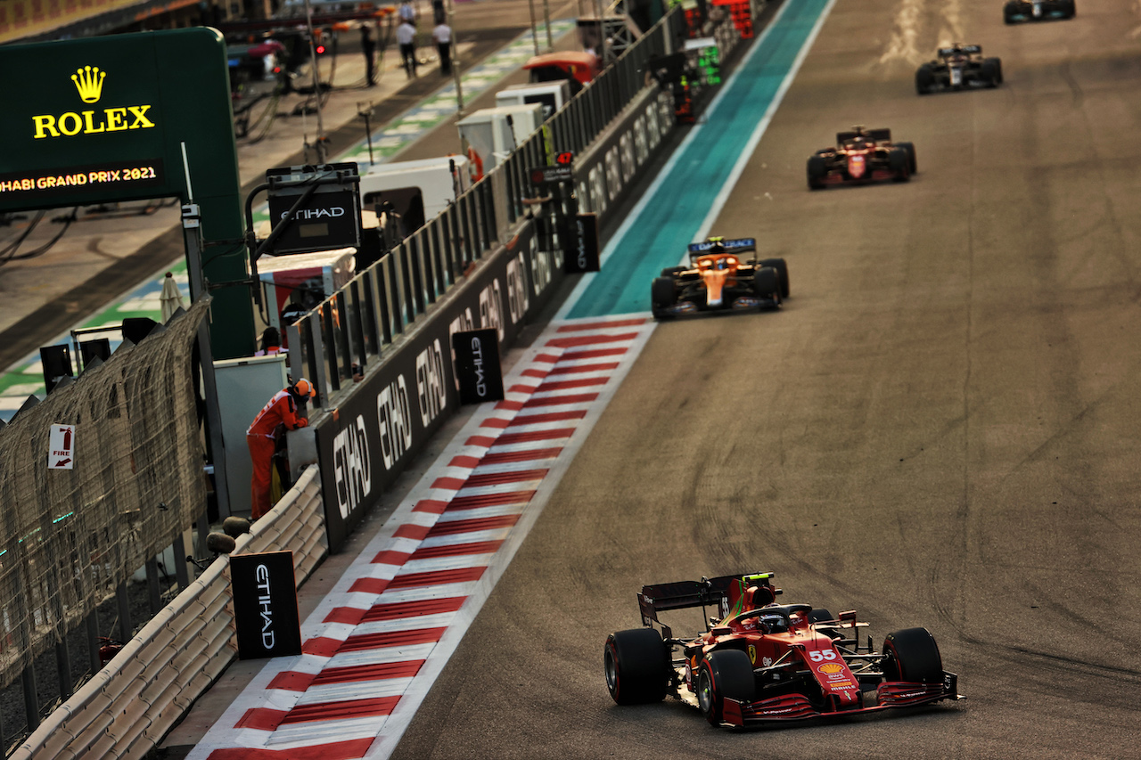 GP ABU DHABI, Carlos Sainz Jr (ESP) Ferrari SF-21.
12.12.2021. Formula 1 World Championship, Rd 22, Abu Dhabi Grand Prix, Yas Marina Circuit, Abu Dhabi, Gara Day.
- www.xpbimages.com, EMail: requests@xpbimages.com © Copyright: Batchelor / XPB Images