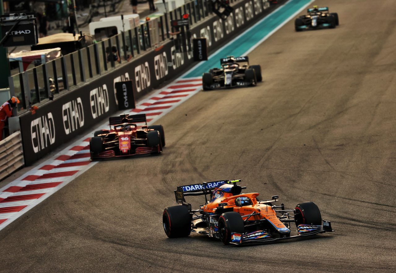 GP ABU DHABI, Lando Norris (GBR) McLaren MCL35M.
12.12.2021. Formula 1 World Championship, Rd 22, Abu Dhabi Grand Prix, Yas Marina Circuit, Abu Dhabi, Gara Day.
- www.xpbimages.com, EMail: requests@xpbimages.com © Copyright: Batchelor / XPB Images