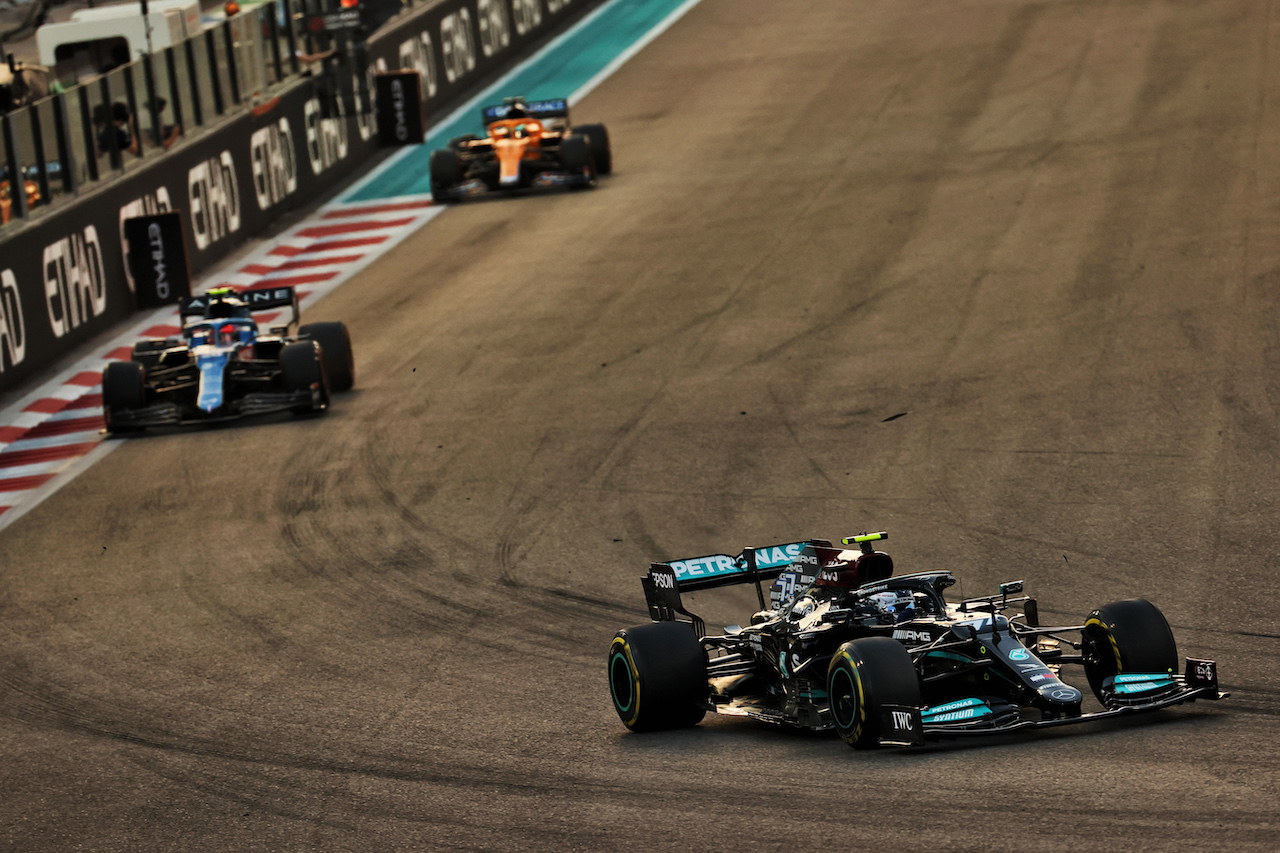 GP ABU DHABI, Valtteri Bottas (FIN) Mercedes AMG F1 W12.
12.12.2021. Formula 1 World Championship, Rd 22, Abu Dhabi Grand Prix, Yas Marina Circuit, Abu Dhabi, Gara Day.
- www.xpbimages.com, EMail: requests@xpbimages.com © Copyright: Batchelor / XPB Images
