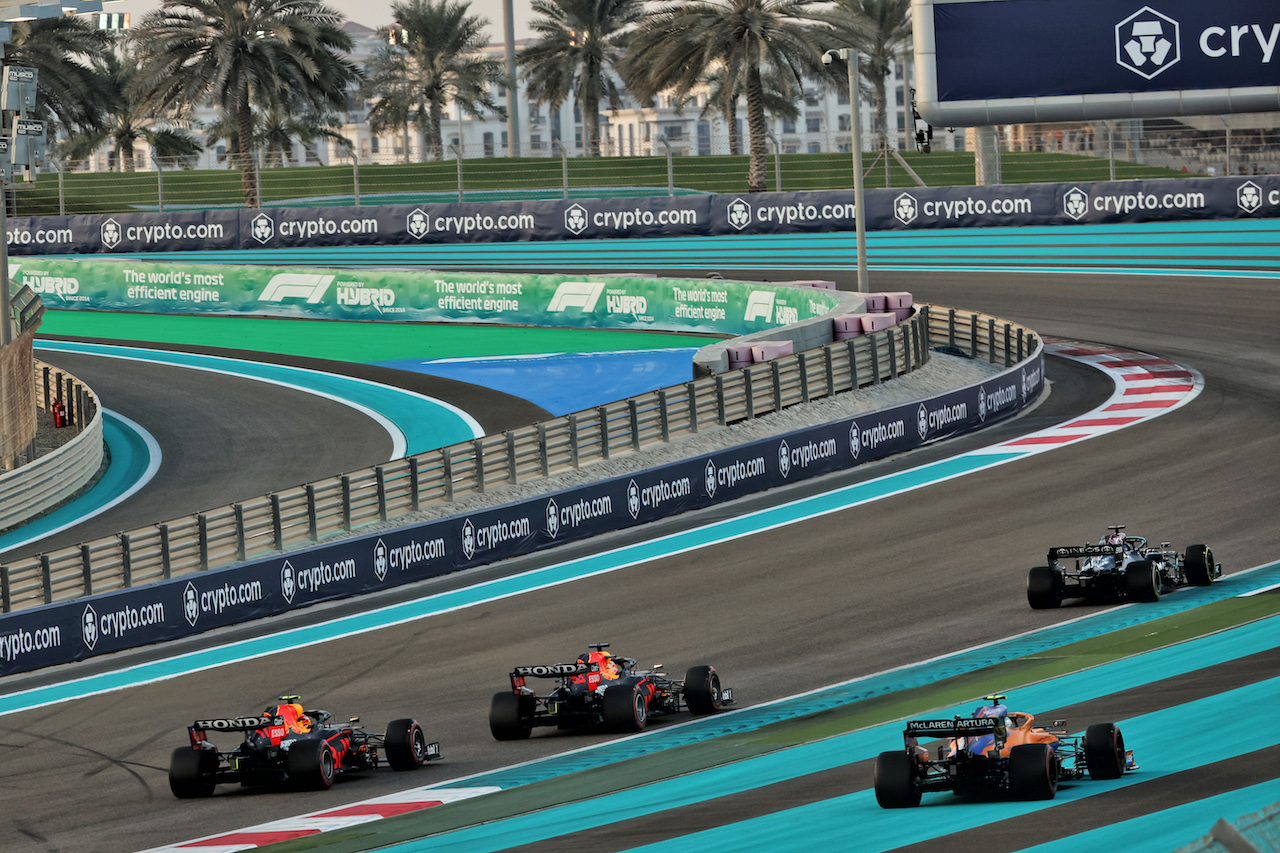 GP ABU DHABI, Lewis Hamilton (GBR) Mercedes AMG F1 W12 davanti a Max Verstappen (NLD) Red Bull Racing RB16B e Sergio Perez (MEX) Red Bull Racing RB16B at the partenza of the race as Lando Norris (GBR) McLaren MCL35M runs wide.
12.12.2021. Formula 1 World Championship, Rd 22, Abu Dhabi Grand Prix, Yas Marina Circuit, Abu Dhabi, Gara Day.
- www.xpbimages.com, EMail: requests@xpbimages.com © Copyright: Batchelor / XPB Images
