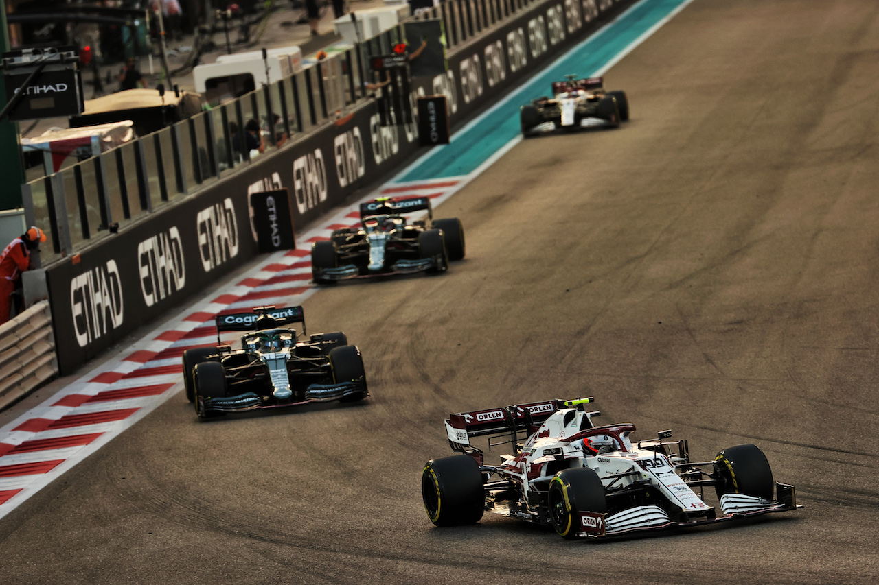 GP ABU DHABI, Antonio Giovinazzi (ITA) Alfa Romeo Racing C41.
12.12.2021. Formula 1 World Championship, Rd 22, Abu Dhabi Grand Prix, Yas Marina Circuit, Abu Dhabi, Gara Day.
- www.xpbimages.com, EMail: requests@xpbimages.com © Copyright: Batchelor / XPB Images