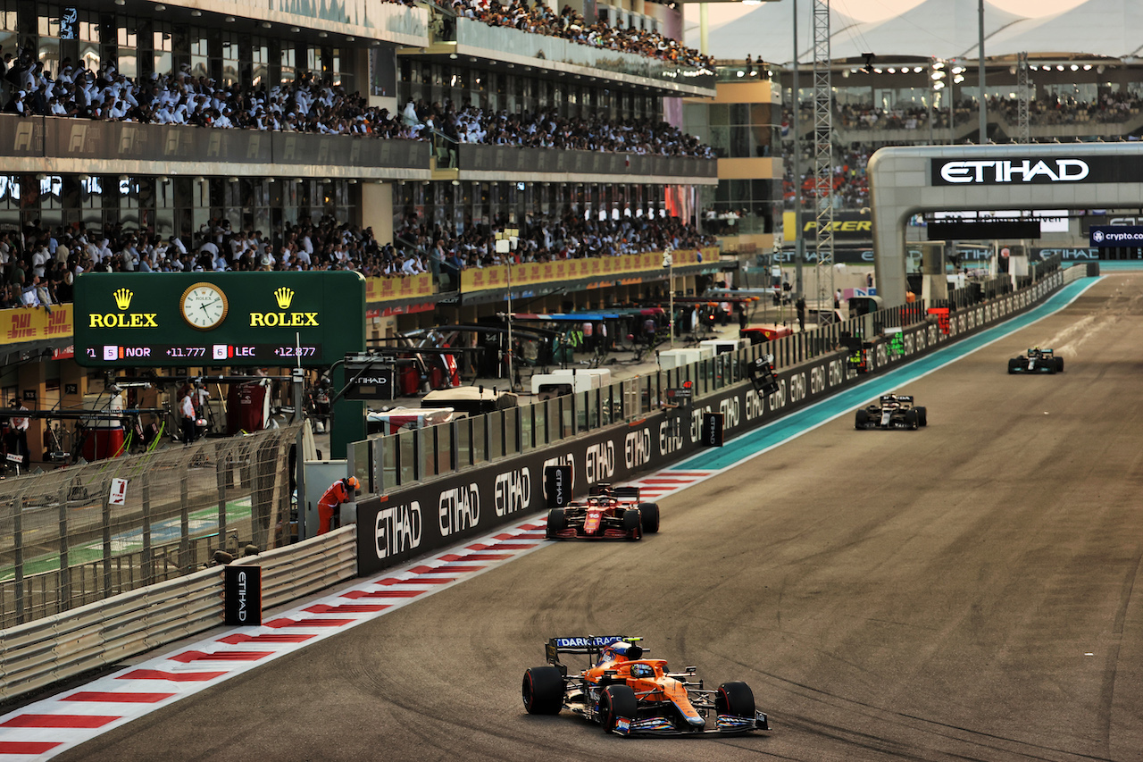 GP ABU DHABI, Lando Norris (GBR) McLaren MCL35M.
12.12.2021. Formula 1 World Championship, Rd 22, Abu Dhabi Grand Prix, Yas Marina Circuit, Abu Dhabi, Gara Day.
- www.xpbimages.com, EMail: requests@xpbimages.com © Copyright: Batchelor / XPB Images