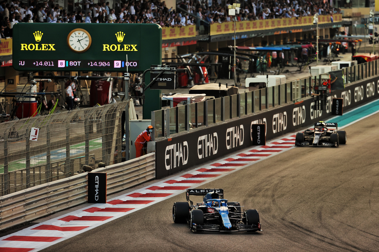 GP ABU DHABI, Fernando Alonso (ESP) Alpine F1 Team A521.
12.12.2021. Formula 1 World Championship, Rd 22, Abu Dhabi Grand Prix, Yas Marina Circuit, Abu Dhabi, Gara Day.
- www.xpbimages.com, EMail: requests@xpbimages.com © Copyright: Batchelor / XPB Images