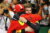 GP ABU DHABI, (L to R): Third placed Carlos Sainz Jr (ESP) Ferrari celebrates with vincitore e World Champion Max Verstappen (NLD) Red Bull Racing in qualifying parc ferme.
12.12.2021. Formula 1 World Championship, Rd 22, Abu Dhabi Grand Prix, Yas Marina Circuit, Abu Dhabi, Gara Day.
- www.xpbimages.com, EMail: requests@xpbimages.com © Copyright: Moy / XPB Images