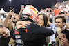 GP ABU DHABI, Kelly Piquet (BRA) with her boyfriend Max Verstappen (NLD) Red Bull Racing
12.12.2021. Formula 1 World Championship, Rd 22, Abu Dhabi Grand Prix, Yas Marina Circuit, Abu Dhabi, Gara Day.
- www.xpbimages.com, EMail: requests@xpbimages.com ¬© Copyright: Batchelor / XPB Images