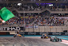 GP ABU DHABI, Lewis Hamilton (GBR), Mercedes AMG F1  e Max Verstappen (NLD), Red Bull Racing last lap
12.12.2021. Formula 1 World Championship, Rd 22, Abu Dhabi Grand Prix, Yas Marina Circuit, Abu Dhabi, Gara Day.
- www.xpbimages.com, EMail: requests@xpbimages.com © Copyright: Charniaux / XPB Images
