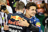 GP ABU DHABI, Max Verstappen (NLD), Red Bull Racing e Lando Norris (GBR), McLaren F1 Team 
12.12.2021. Formula 1 World Championship, Rd 22, Abu Dhabi Grand Prix, Yas Marina Circuit, Abu Dhabi, Gara Day.
- www.xpbimages.com, EMail: requests@xpbimages.com ¬© Copyright: Charniaux / XPB Images