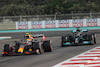GP ABU DHABI, Sergio Perez (MEX), Red Bull Racing e Lewis Hamilton (GBR), Mercedes AMG F1  
12.12.2021. Formula 1 World Championship, Rd 22, Abu Dhabi Grand Prix, Yas Marina Circuit, Abu Dhabi, Gara Day.
- www.xpbimages.com, EMail: requests@xpbimages.com ¬© Copyright: Charniaux / XPB Images