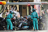 GP ABU DHABI, Lewis Hamilton (GBR) Mercedes AMG F1 W12 makes a pit stop.
12.12.2021. Formula 1 World Championship, Rd 22, Abu Dhabi Grand Prix, Yas Marina Circuit, Abu Dhabi, Gara Day.
- www.xpbimages.com, EMail: requests@xpbimages.com © Copyright: Bearne / XPB Images