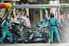 GP ABU DHABI, Lewis Hamilton (GBR) Mercedes AMG F1 W12 makes a pit stop.
12.12.2021. Formula 1 World Championship, Rd 22, Abu Dhabi Grand Prix, Yas Marina Circuit, Abu Dhabi, Gara Day.
- www.xpbimages.com, EMail: requests@xpbimages.com © Copyright: Bearne / XPB Images