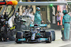 GP ABU DHABI, Lewis Hamilton (GBR) Mercedes AMG F1 W12 makes a pit stop.
12.12.2021. Formula 1 World Championship, Rd 22, Abu Dhabi Grand Prix, Yas Marina Circuit, Abu Dhabi, Gara Day.
- www.xpbimages.com, EMail: requests@xpbimages.com © Copyright: Bearne / XPB Images