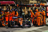 GP ABU DHABI, Daniel Ricciardo (AUS) McLaren MCL35M makes a pit stop.
12.12.2021. Formula 1 World Championship, Rd 22, Abu Dhabi Grand Prix, Yas Marina Circuit, Abu Dhabi, Gara Day.
- www.xpbimages.com, EMail: requests@xpbimages.com © Copyright: Bearne / XPB Images