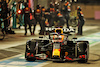 GP ABU DHABI, Max Verstappen (NLD) Red Bull Racing RB16B makes a pit stop.
12.12.2021. Formula 1 World Championship, Rd 22, Abu Dhabi Grand Prix, Yas Marina Circuit, Abu Dhabi, Gara Day.
- www.xpbimages.com, EMail: requests@xpbimages.com © Copyright: Bearne / XPB Images