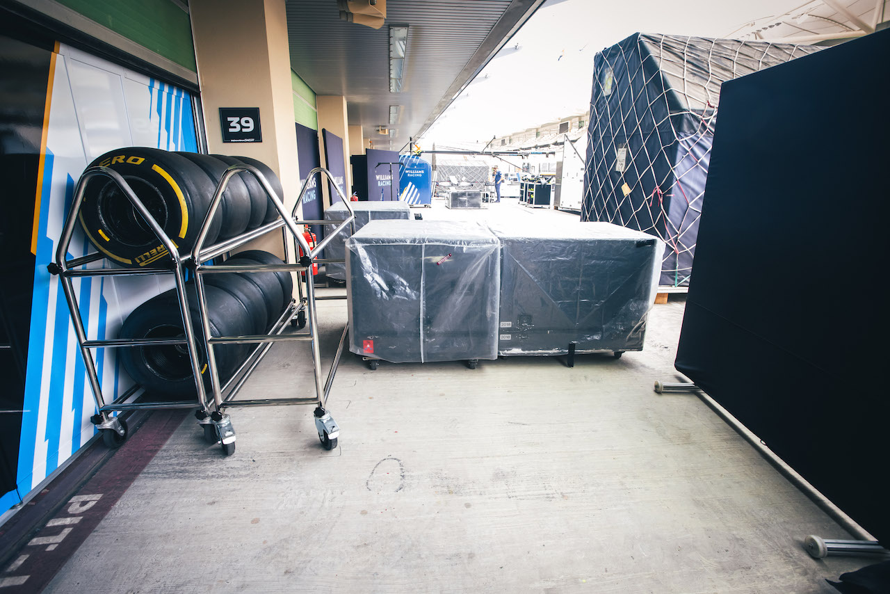 GP ABU DHABI, Circuit Atmosfera - Williams Racing freight ready for unpacking.
08.12.2021. Formula 1 World Championship, Rd 22, Abu Dhabi Grand Prix, Yas Marina Circuit, Abu Dhabi, Preparation Day.
- www.xpbimages.com, EMail: requests@xpbimages.com © Copyright: Bearne / XPB Images