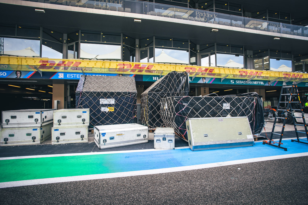 GP ABU DHABI, Circuit Atmosfera - Alpine F1 Team e Aston Martin F1 Team freight ready for unpacking.
08.12.2021. Formula 1 World Championship, Rd 22, Abu Dhabi Grand Prix, Yas Marina Circuit, Abu Dhabi, Preparation Day.
- www.xpbimages.com, EMail: requests@xpbimages.com © Copyright: Bearne / XPB Images