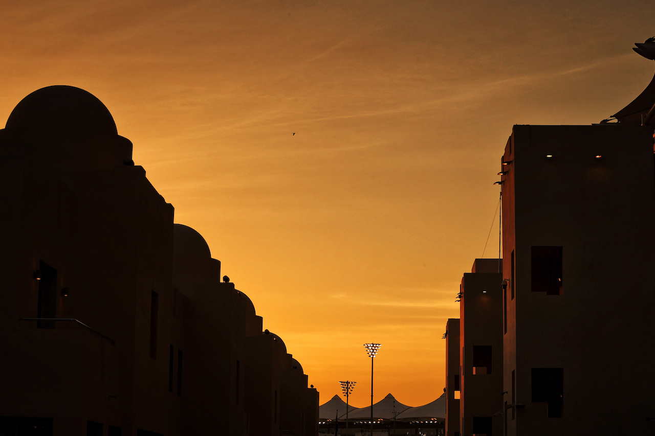 GP ABU DHABI, Circuit Atmosfera - sunset.
09.12.2021. Formula 1 World Championship, Rd 22, Abu Dhabi Grand Prix, Yas Marina Circuit, Abu Dhabi, Preparation Day.
- www.xpbimages.com, EMail: requests@xpbimages.com © Copyright: Moy / XPB Images
