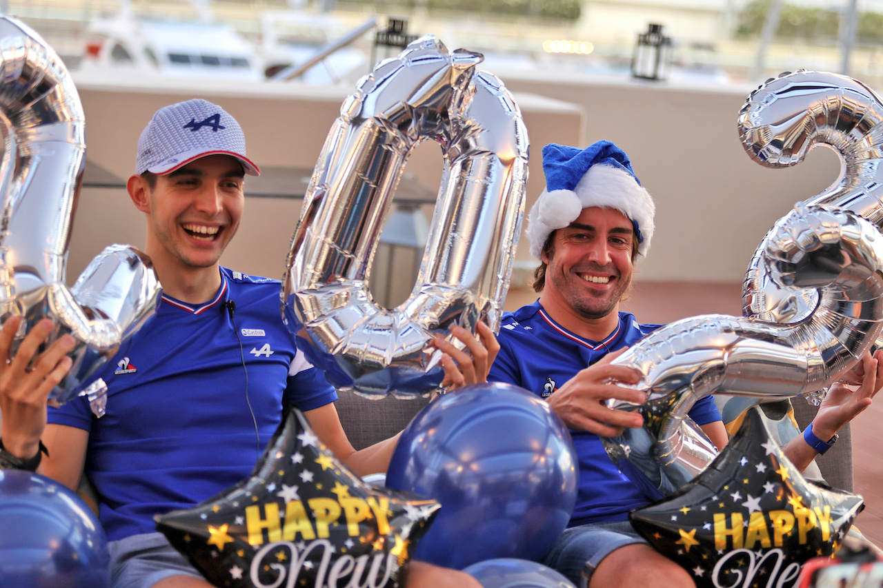 GP ABU DHABI, (L to R): Esteban Ocon (FRA) Alpine F1 Team e Fernando Alonso (ESP) Alpine F1 Team.
09.12.2021. Formula 1 World Championship, Rd 22, Abu Dhabi Grand Prix, Yas Marina Circuit, Abu Dhabi, Preparation Day.
- www.xpbimages.com, EMail: requests@xpbimages.com © Copyright: Moy / XPB Images