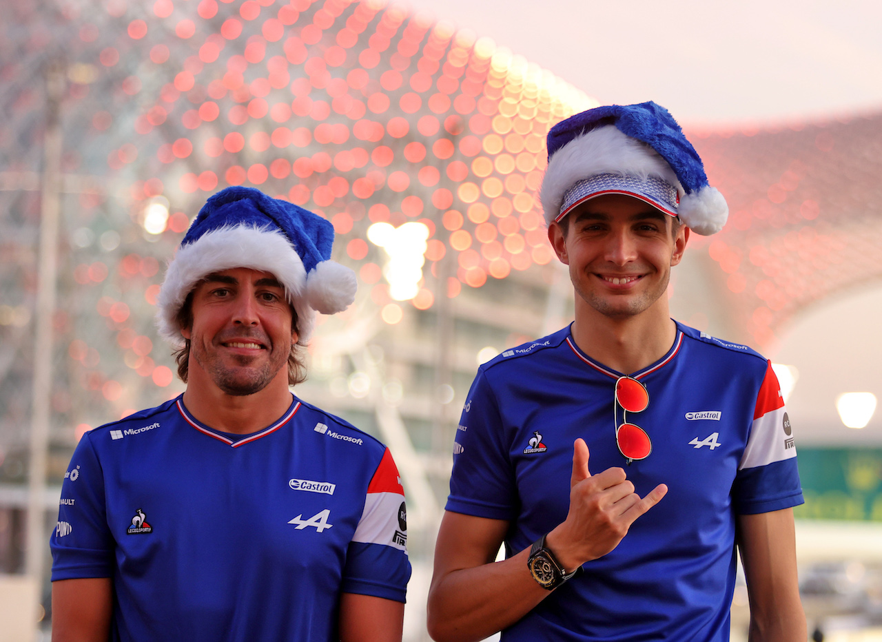 GP ABU DHABI, (L to R): Fernando Alonso (ESP) Alpine F1 Team with Esteban Ocon (FRA) Alpine F1 Team.
09.12.2021. Formula 1 World Championship, Rd 22, Abu Dhabi Grand Prix, Yas Marina Circuit, Abu Dhabi, Preparation Day.
- www.xpbimages.com, EMail: requests@xpbimages.com © Copyright: Moy / XPB Images