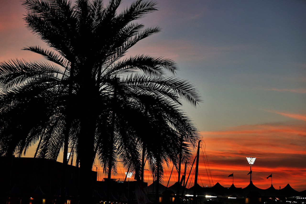 GP ABU DHABI, Circuit Atmosfera - sunset.
09.12.2021. Formula 1 World Championship, Rd 22, Abu Dhabi Grand Prix, Yas Marina Circuit, Abu Dhabi, Preparation Day.
- www.xpbimages.com, EMail: requests@xpbimages.com © Copyright: Moy / XPB Images