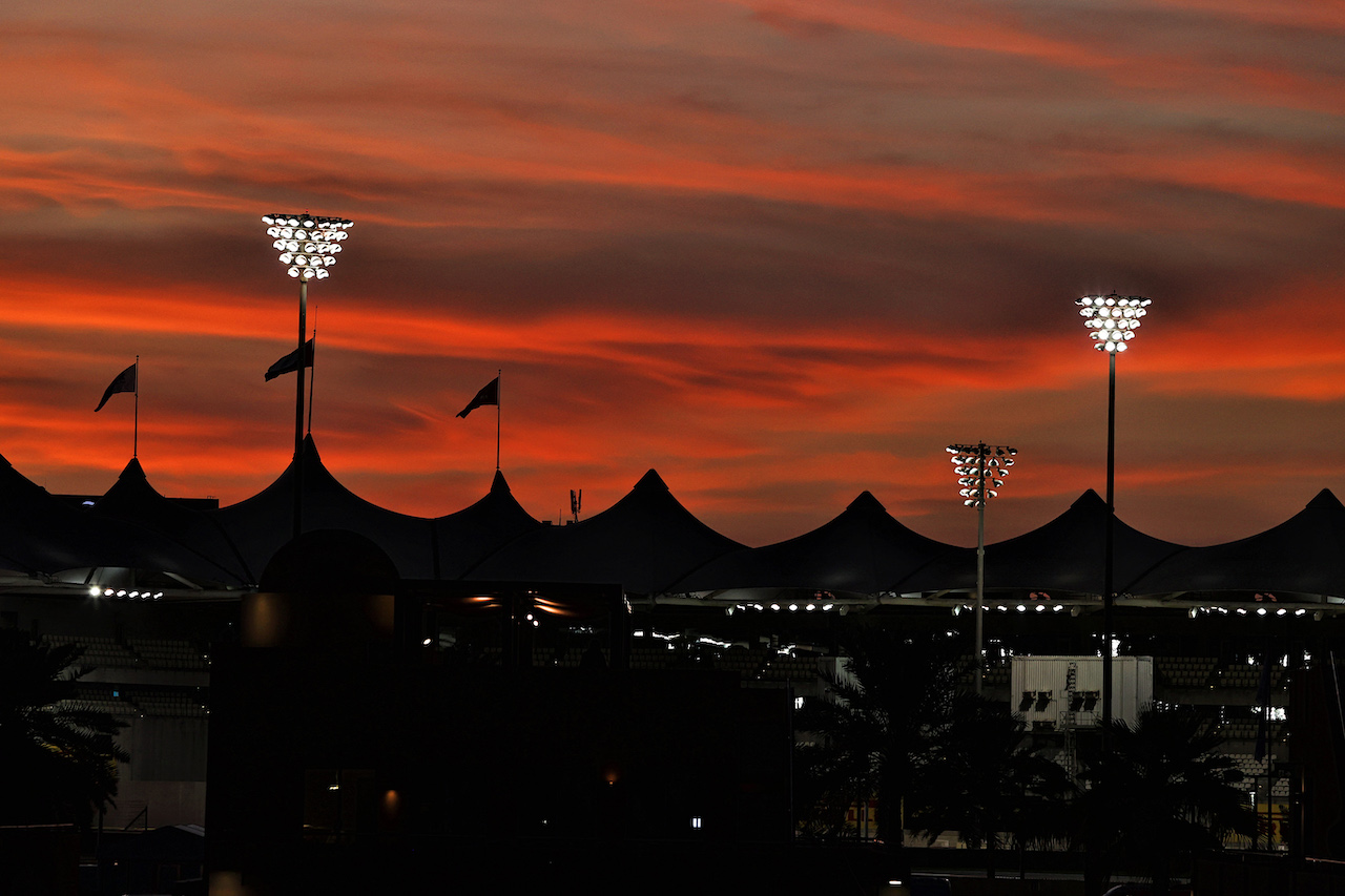 GP ABU DHABI, Circuit Atmosfera - sunset.
09.12.2021. Formula 1 World Championship, Rd 22, Abu Dhabi Grand Prix, Yas Marina Circuit, Abu Dhabi, Preparation Day.
- www.xpbimages.com, EMail: requests@xpbimages.com © Copyright: Moy / XPB Images