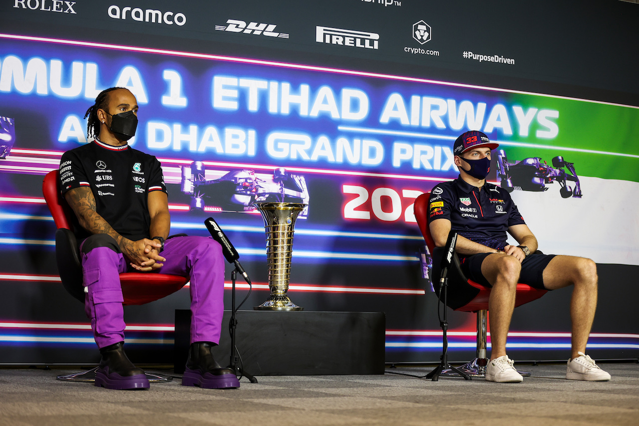 GP ABU DHABI, (L to R): Lewis Hamilton (GBR) Mercedes AMG F1 e Max Verstappen (NLD) Red Bull Racing in the FIA Press Conference.
09.12.2021. Formula 1 World Championship, Rd 22, Abu Dhabi Grand Prix, Yas Marina Circuit, Abu Dhabi, Preparation Day.
- www.xpbimages.com, EMail: requests@xpbimages.com © Copyright: FIA Pool Image for Editorial Use Only