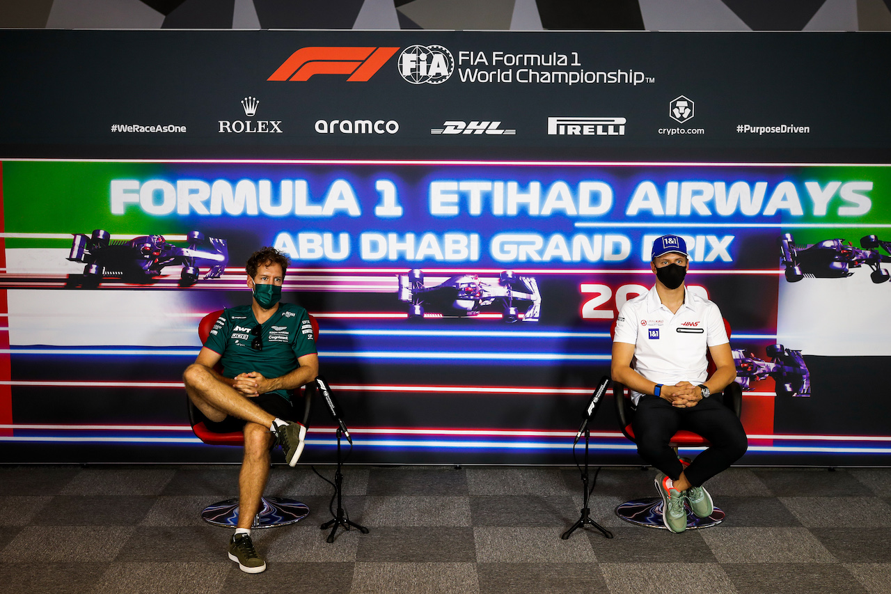 GP ABU DHABI, (L to R): Sebastian Vettel (GER) Aston Martin F1 Team e Mick Schumacher (GER) Haas F1 Team in the FIA Press Conference.
09.12.2021. Formula 1 World Championship, Rd 22, Abu Dhabi Grand Prix, Yas Marina Circuit, Abu Dhabi, Preparation Day.
- www.xpbimages.com, EMail: requests@xpbimages.com © Copyright: FIA Pool Image for Editorial Use Only