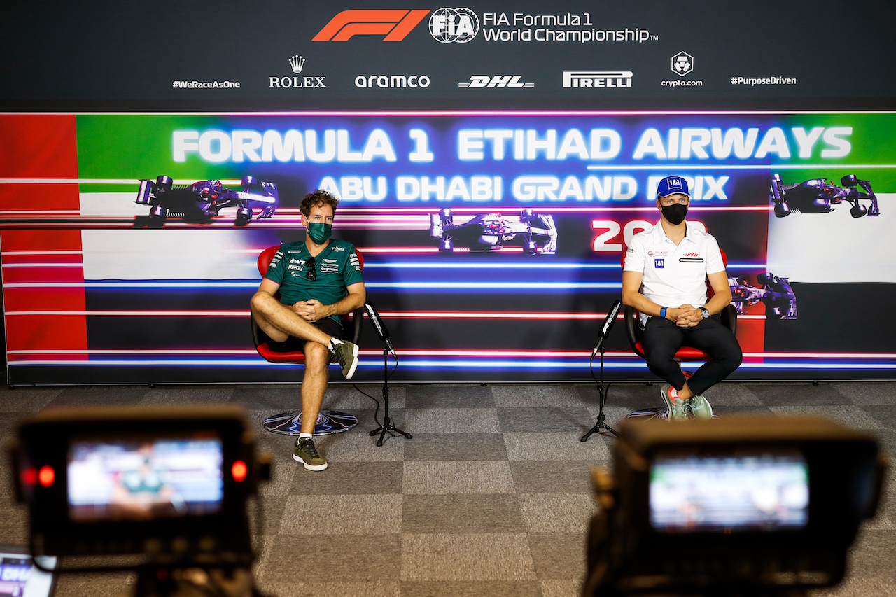 GP ABU DHABI, (L to R): Sebastian Vettel (GER) Aston Martin F1 Team e Mick Schumacher (GER) Haas F1 Team in the FIA Press Conference.
09.12.2021. Formula 1 World Championship, Rd 22, Abu Dhabi Grand Prix, Yas Marina Circuit, Abu Dhabi, Preparation Day.
- www.xpbimages.com, EMail: requests@xpbimages.com © Copyright: FIA Pool Image for Editorial Use Only