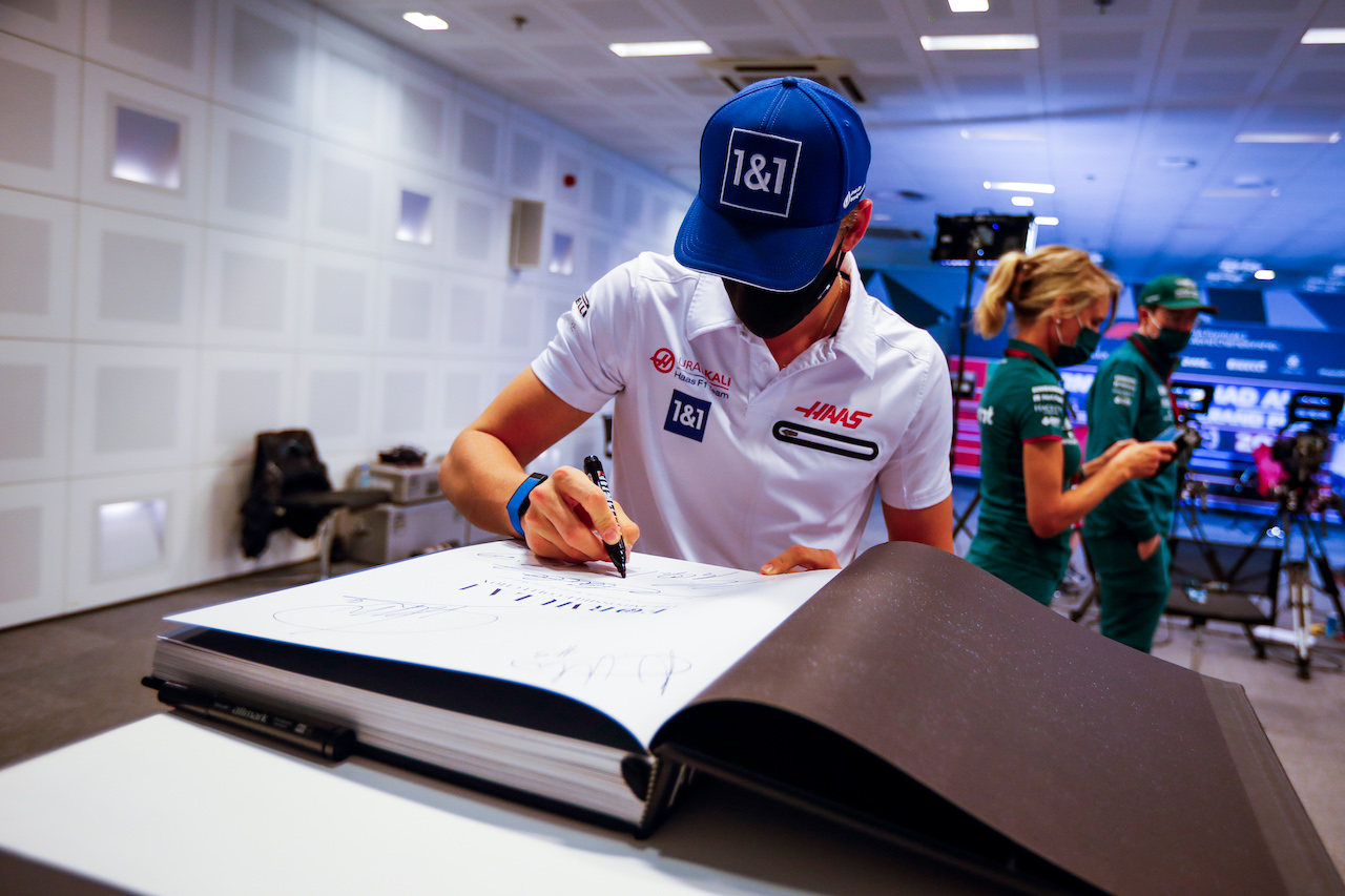 GP ABU DHABI, Mick Schumacher (GER) Haas F1 Team in the FIA Press Conference.
09.12.2021. Formula 1 World Championship, Rd 22, Abu Dhabi Grand Prix, Yas Marina Circuit, Abu Dhabi, Preparation Day.
- www.xpbimages.com, EMail: requests@xpbimages.com © Copyright: FIA Pool Image for Editorial Use Only