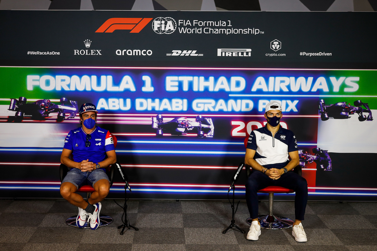 GP ABU DHABI, (L to R): Fernando Alonso (ESP) Alpine F1 Team e Pierre Gasly (FRA) AlphaTauri in the FIA Press Conference.
09.12.2021. Formula 1 World Championship, Rd 22, Abu Dhabi Grand Prix, Yas Marina Circuit, Abu Dhabi, Preparation Day.
- www.xpbimages.com, EMail: requests@xpbimages.com © Copyright: FIA Pool Image for Editorial Use Only