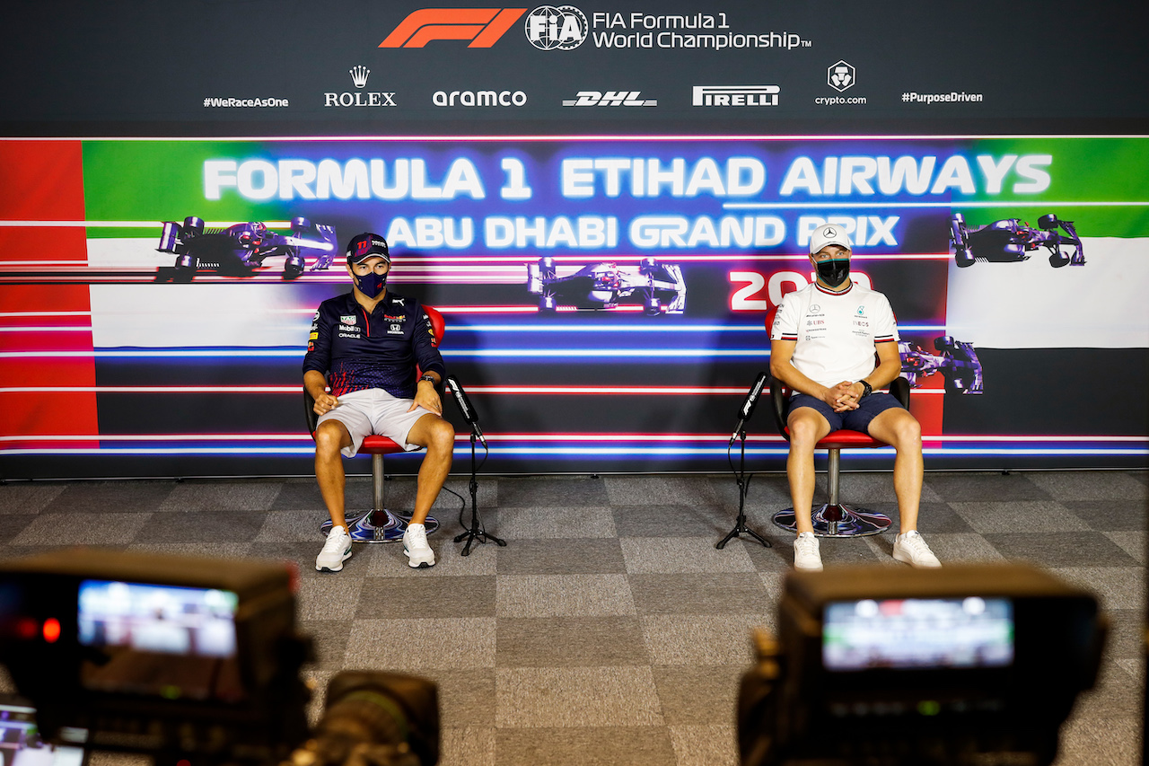 GP ABU DHABI, (L to R): Sergio Perez (MEX) Red Bull Racing e Valtteri Bottas (FIN) Mercedes AMG F1 in the FIA Press Conference.
09.12.2021. Formula 1 World Championship, Rd 22, Abu Dhabi Grand Prix, Yas Marina Circuit, Abu Dhabi, Preparation Day.
- www.xpbimages.com, EMail: requests@xpbimages.com © Copyright: FIA Pool Image for Editorial Use Only
