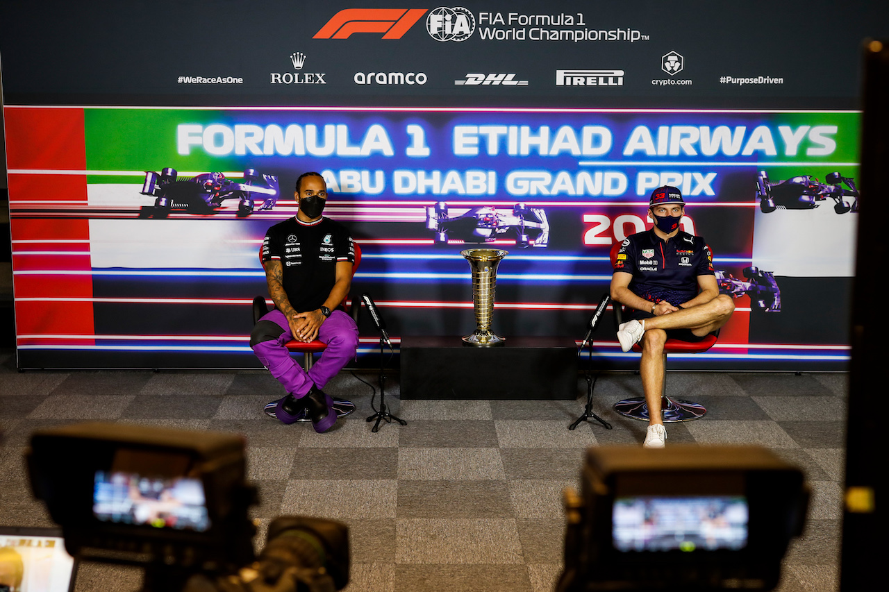 GP ABU DHABI, (L to R): Lewis Hamilton (GBR) Mercedes AMG F1 e Max Verstappen (NLD) Red Bull Racing in the FIA Press Conference.
09.12.2021. Formula 1 World Championship, Rd 22, Abu Dhabi Grand Prix, Yas Marina Circuit, Abu Dhabi, Preparation Day.
- www.xpbimages.com, EMail: requests@xpbimages.com © Copyright: FIA Pool Image for Editorial Use Only