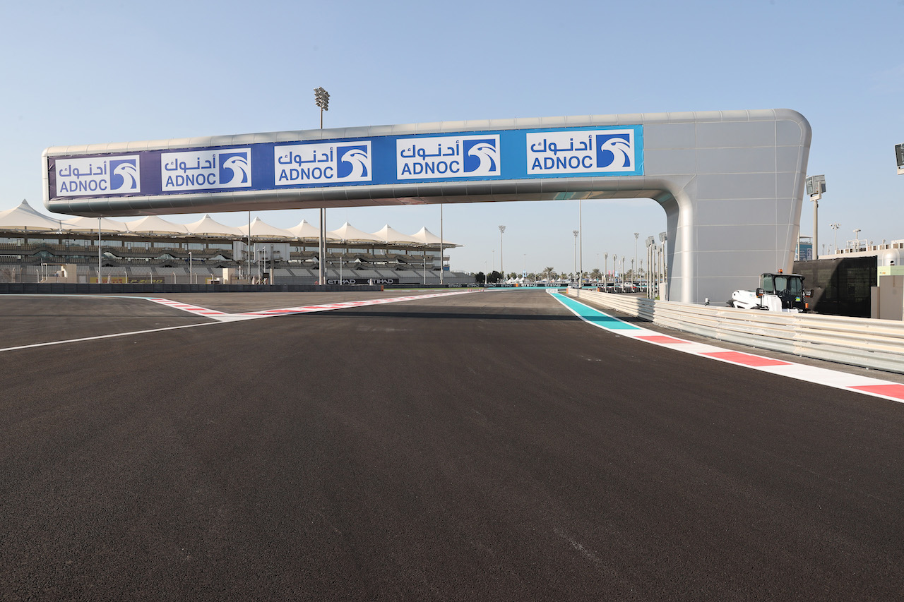 GP ABU DHABI, The turn 15 circuit changes.
08.12.2021. Formula 1 World Championship, Rd 22, Abu Dhabi Grand Prix, Yas Marina Circuit, Abu Dhabi, Preparation Day.
- www.xpbimages.com, EMail: requests@xpbimages.com © Copyright: Batchelor / XPB Images